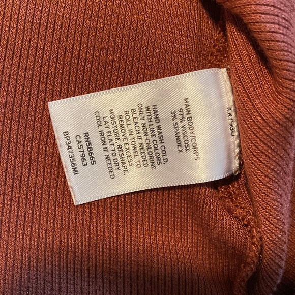 Love this color!  Long sleeve, very small fine ribbed rust tshirt - Picture 4 of 5